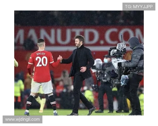 曼联关键比赛抗压能力不足，对赛季争冠形势形成制约与考验