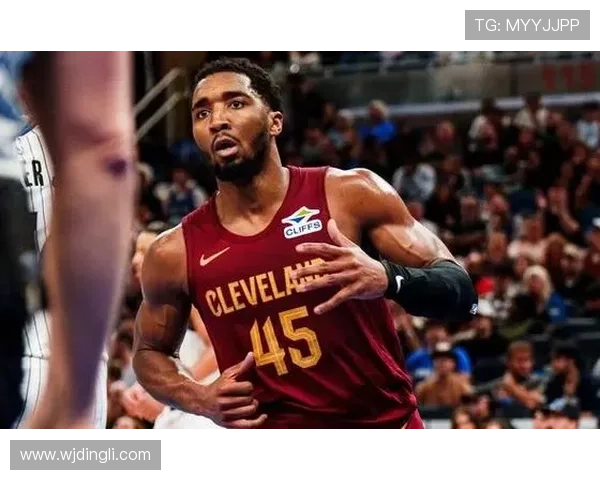 米切尔靠突破单打拉开空间，对比上季三分选择减少